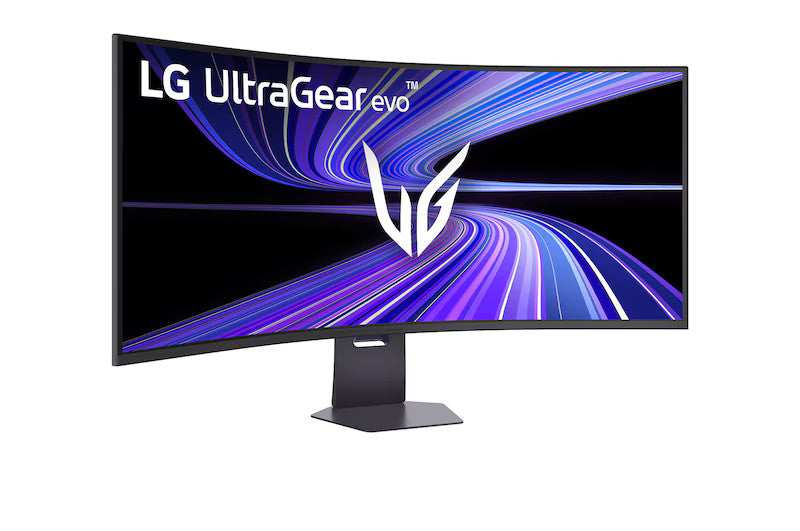LG 52G930B Monitor előlnézetben talpon, enyhén jobbra fordítva. A kijelzőn lilás kék absztrakt ábra és lg ultragear evo logó.