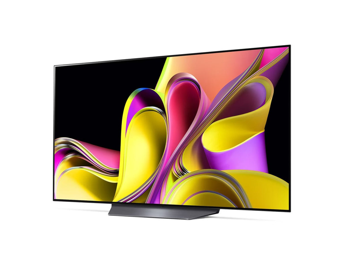 Az LG 55B3 oled evo televízió talpon, enyhén balra fodítva lilás sárga árnyalatú absztrakt ábra a kijelzőn.