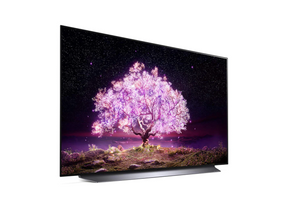 LG 55C1 OLED televízió előlnézetben enyhén jobbra fordítva talpon, a kijelzőn csillagos égbolt és rózsaszínben világító fa.