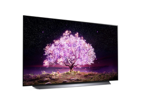 LG 55C1 OLED televízió előlnézetben enyhén jobbra fordítva talpon, a kijelzőn csillagos égbolt és rózsaszínben világító fa.