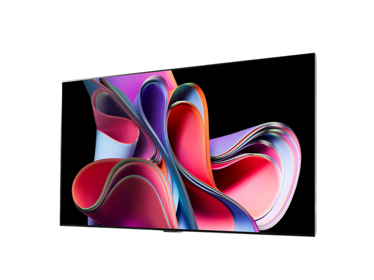 LG 55G3 OLED evo televízió előlnézetben enyhén balra fordítva, a kijelzőn lilás piros absztrakt ábra.