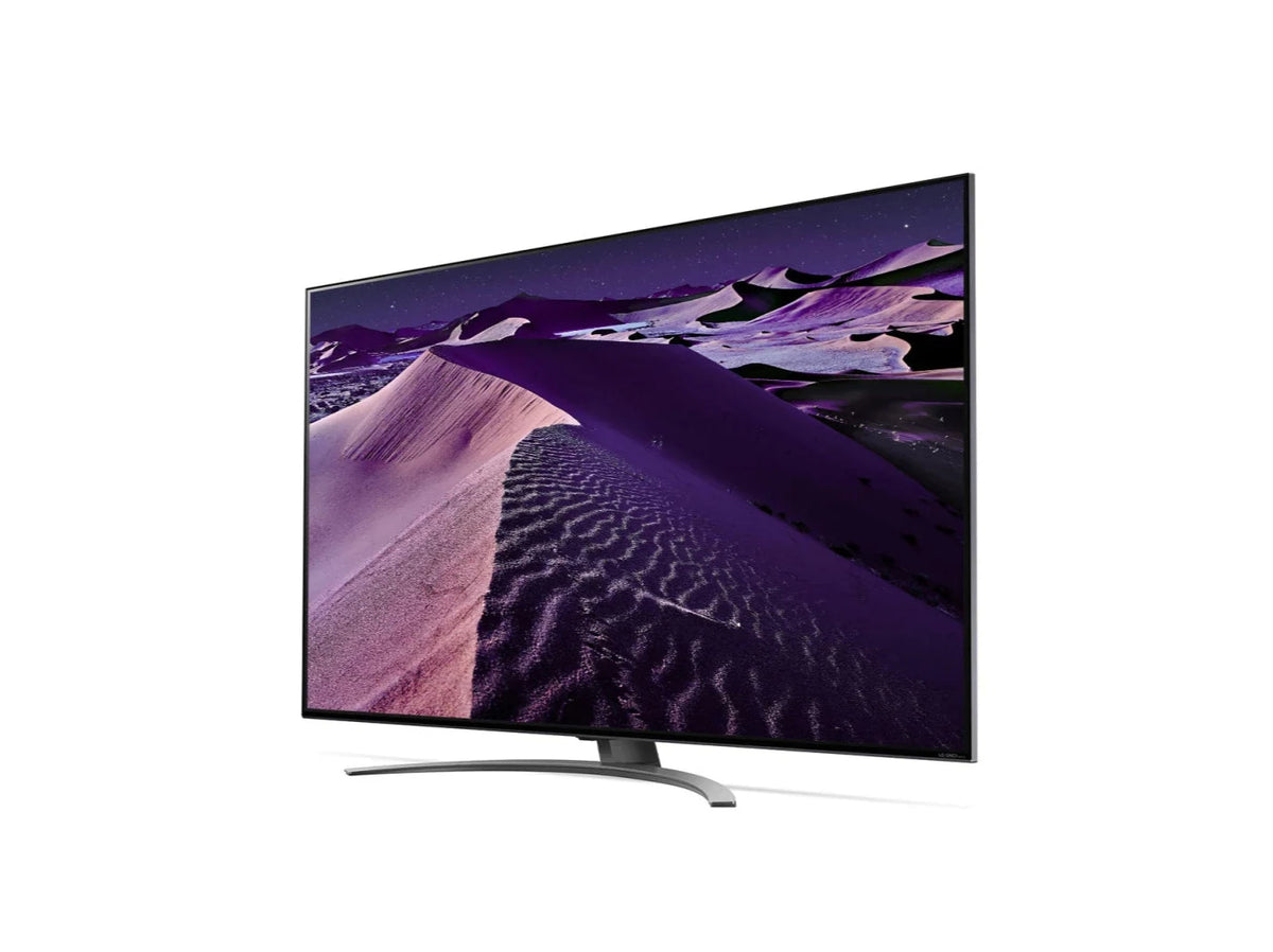 LG 55QNED863QA 4K MiniLED Gaming TV előlnézetben enyhén balra fordítva, talpon. A kijelzőn éjszakai sivatag tájkép.