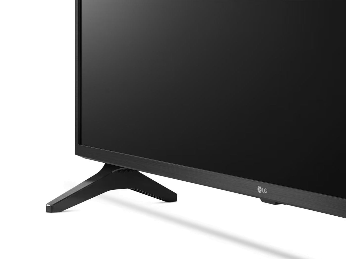 LG 55UP7500 Smart TV előlnézetben enyhén balra fordítva, talpra ráközelítve.
