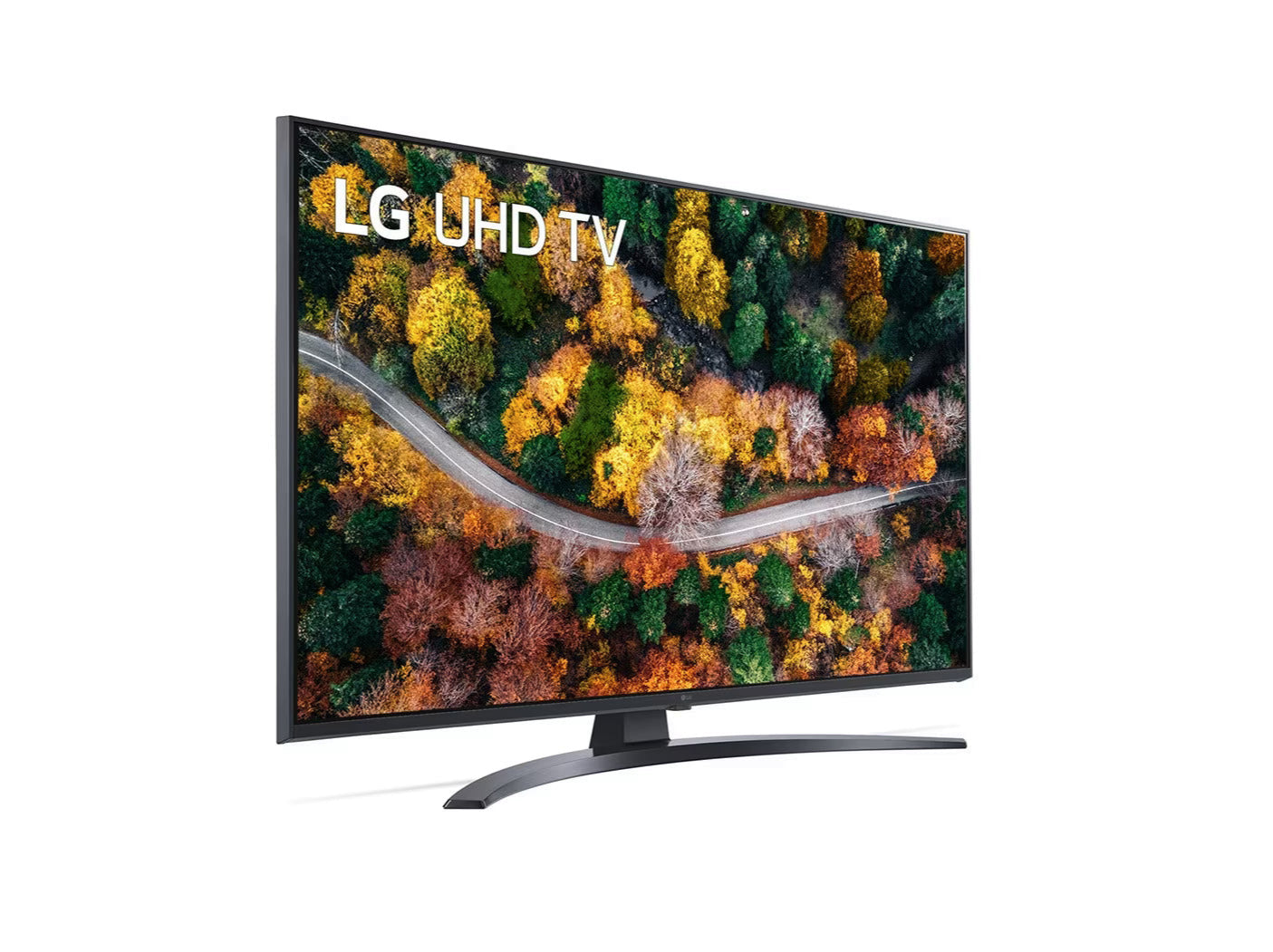 LG 55UP7800 4K Smart TV előlnézetben jobbra fordítva, talpon. A kijelzőn őszi erdőn át haladó út és lg uhd tv logó.