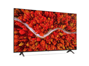 LG 55UP8000 4K Smart TV előlnézetben enyhén jobbra fordítva, talpon. A kijelzőn sárgás piros őszi lombkorona tájkép.