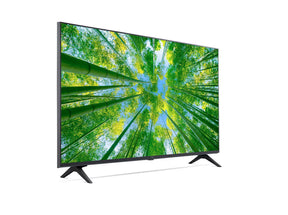 LG 55UQ8000 4K Smart TV előlnézetben jobbra fordítva, talpon. A kijelzőn sárgás zöld bambusz erdő.
