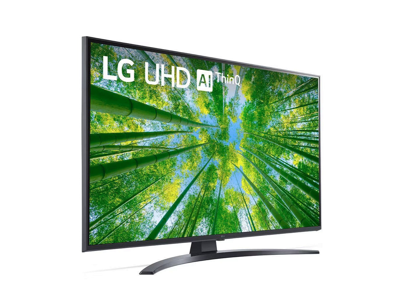 LG 55UQ8100 4K Smart TV előlnézetben enyhén jobbra fordítva, talpon. A kijelzőn sárgás zöld bambusz erdő és lg uhd thinq ai logó.