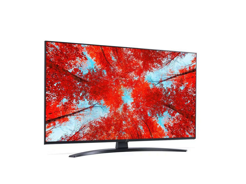 LG 55UQ9100 4K Smart TV előlnézetben enyhén jobbra fordítva, talpon. A kijelzőn piros őszi erdő.