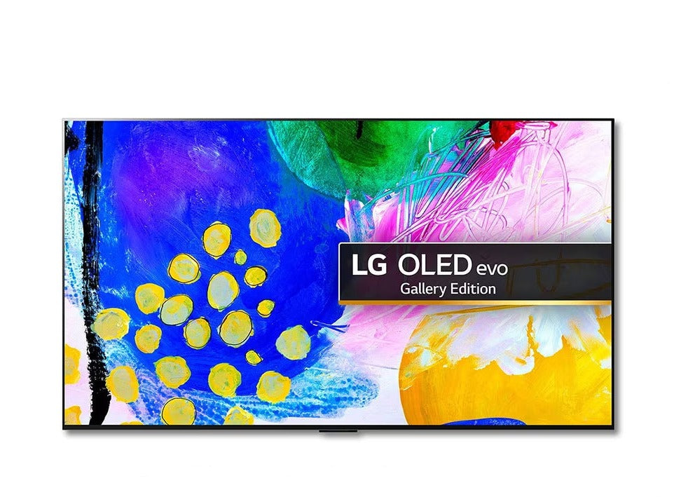 LG 65G2 OLED evo televízió előlnézetben, a kijelzőn színes festmény és lg oled evo gallery edition logó.