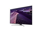LG 65QNED863QA 4K MiniLED Gaming TV előlnézetben enyhén balra fordítva, talpon. A kijelzőn éjszakai sivatag tájkép.