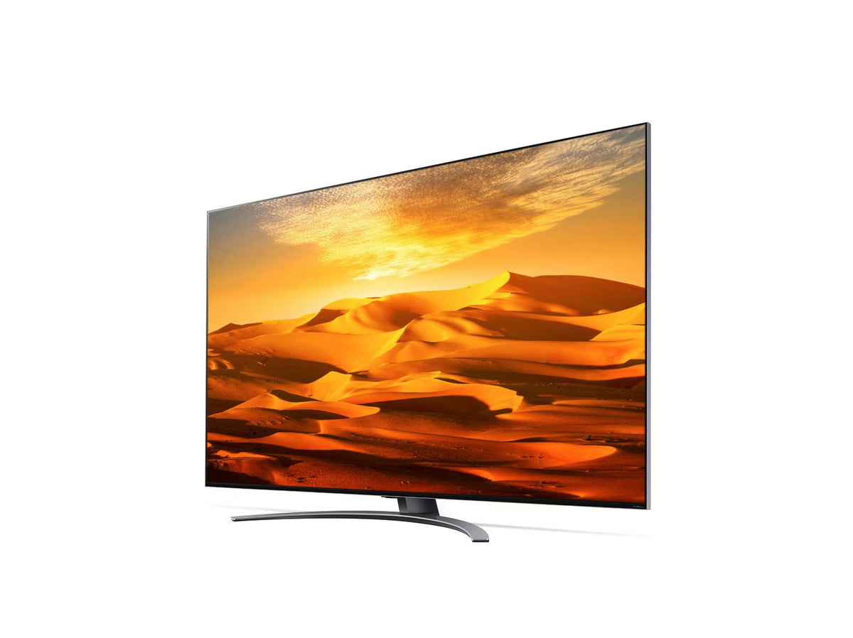 LG 65QNED913QE 4K MiniLED Gaming TV előlnézetben enyhén balra fordítva, talpon. A kijelzőn sivatagi tájkép.