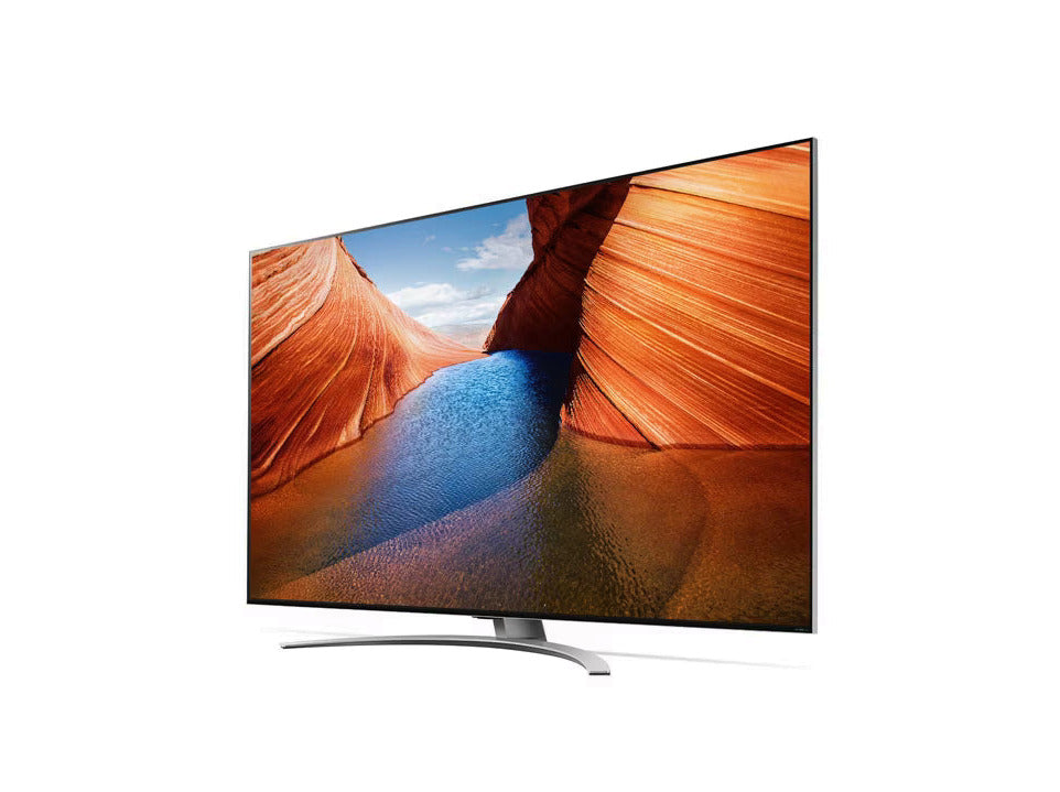 LG 65QNED993QB 8K MiniLED Gaming TV előlnézetben enyhén balra fordítva, talpon. A kijelzőn sivatagi sziklák és víz..