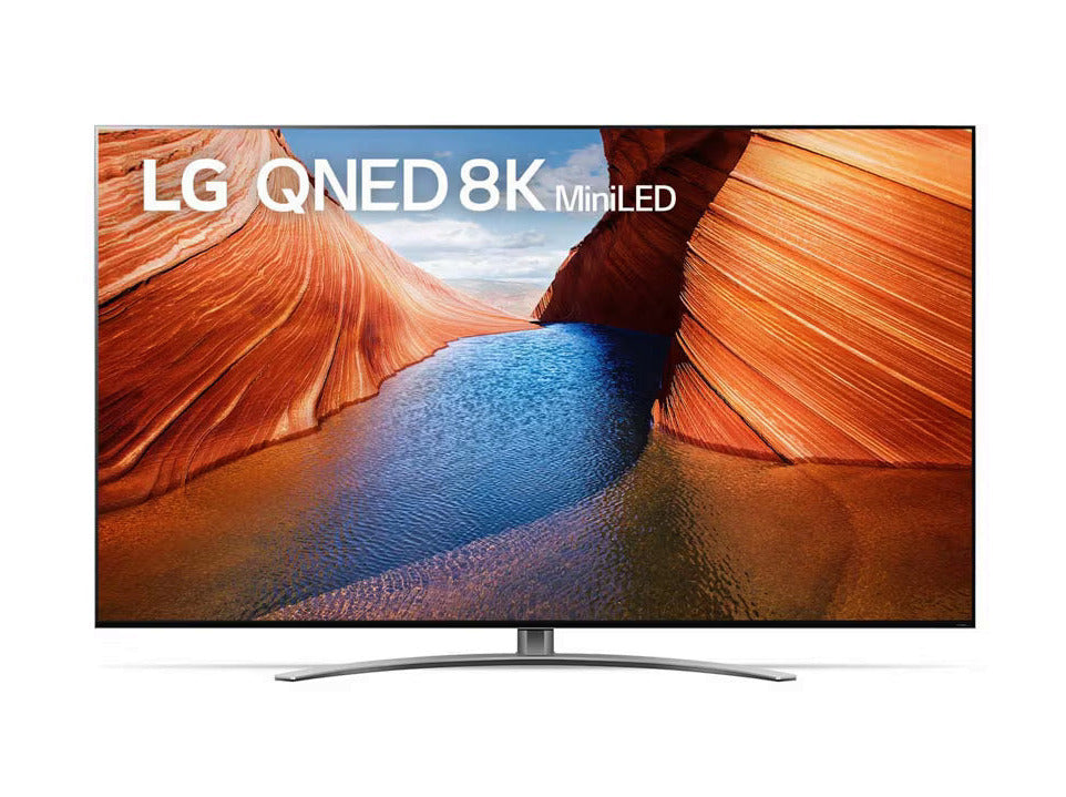 LG 65QNED993QB 8K MiniLED Gaming TV előlnézetben, talpon. A kijelzőn sivatagi sziklák és víz, lg qned 8k miniled logóval.