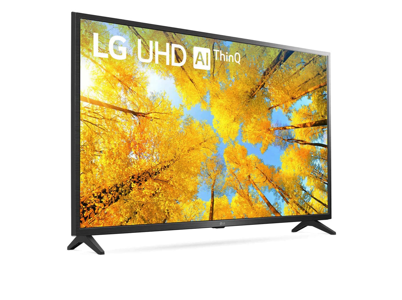 LG 75UQ7500 4K Smart TV előlnézetben enyhén jobbra fordítva, talpon. A kijelzőn őszies sárga levelű fák és lg uhd thinq ai logó.