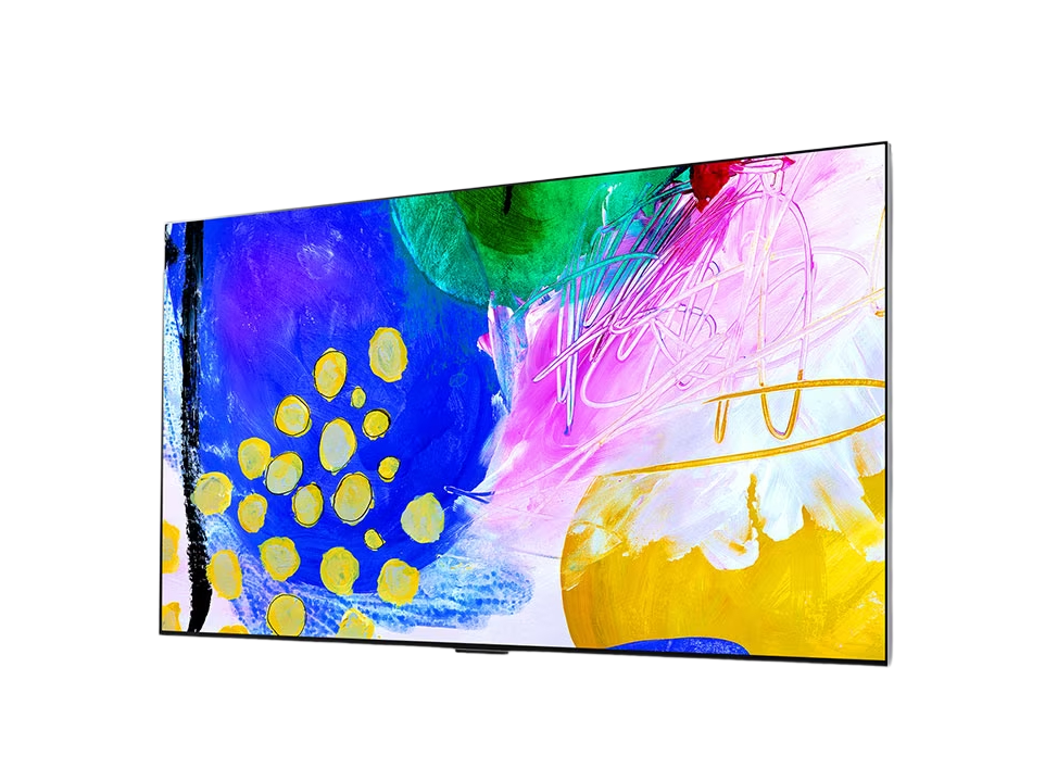LG 77G2 OLED evo televízió előlnézetben enyhén balra fordítva, a kijelzőn színes festmény.