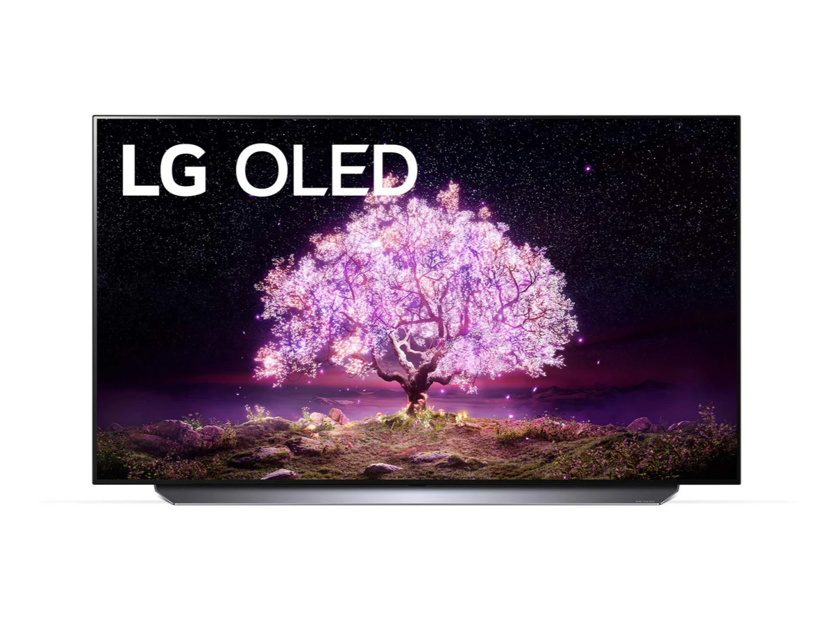 LG 83C1 OLED televízió előlnézetben talpon, a kijelzőn csillagos égbolt és rózsaszínben világító fa, oled logóval.