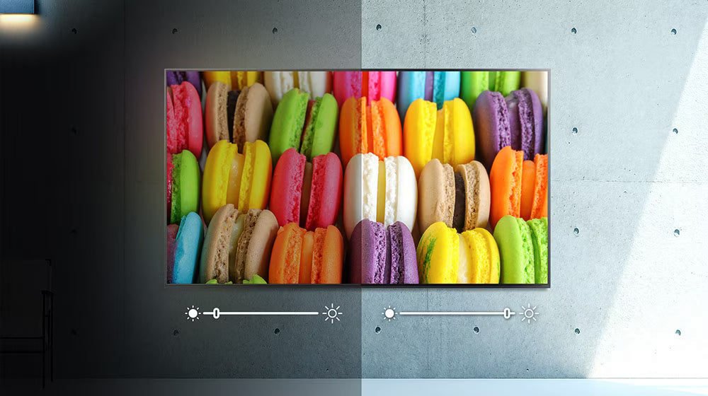 LG 86NANO763QA TV AI segítségével állítja be a fényerőt, sötétebb és világosabb fényviszonyok mellett szemléltetve