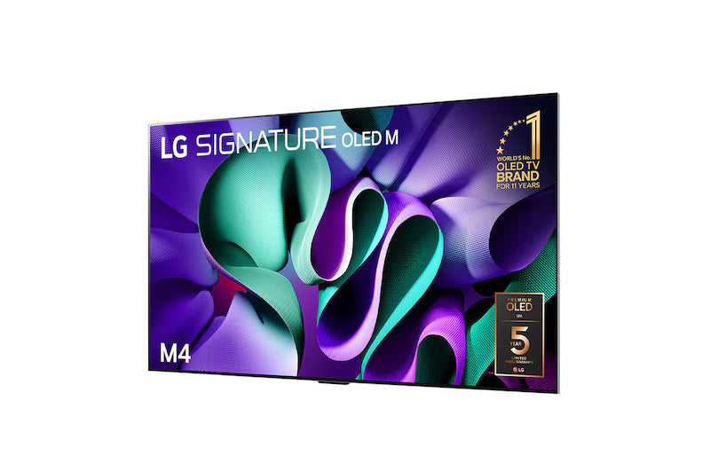 LG 97M4 OLED televízió előlnézetben, enyhén balra fordítva. A kijelzőn zöldes lila ábra, lg signature és az #1 számú oled gyártó logók.