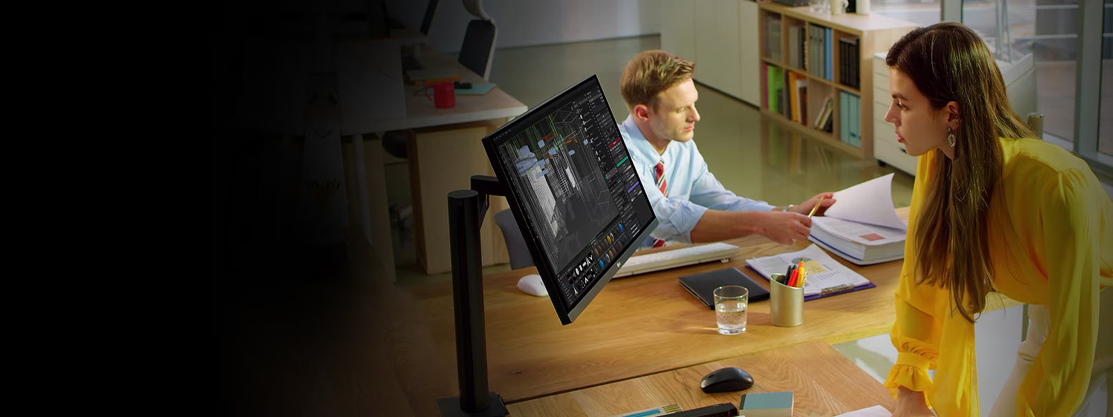 Asztali monitor tartó ergo állványra felszerelt LG monitor irodai környezetben.