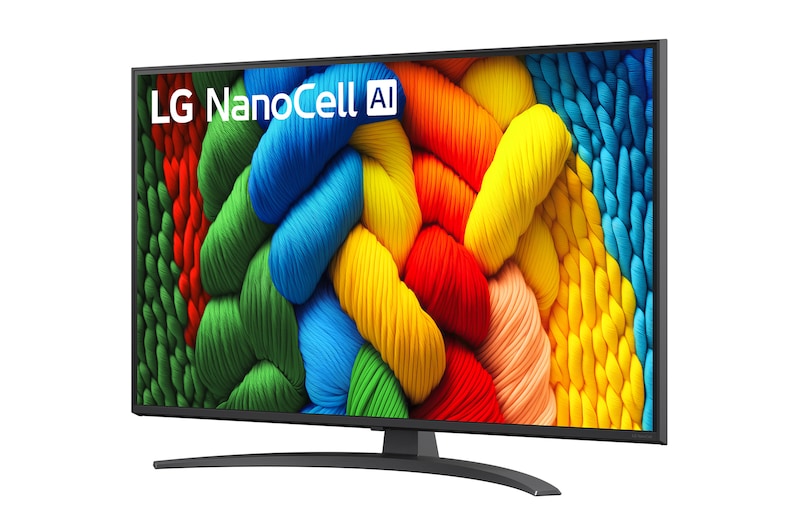 LG 43NANO81A televízió előlnézetben talpon, enyhén balra fordítva. A kijelzőn színes fonott kötelek és lg nanocell ai logó.