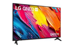 LG 65QNED70A Televízió előlnézetben talpon, enyhén jobbra fordítva. A kijelzőn színes festék nyomok és qned ai logó.