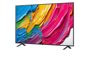 LG 43QNED80A televízió előlnézezben talpon, enyhén balra fordítva. A kijelzön színes festék kenet.