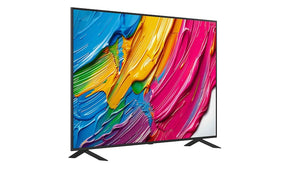 LG 65QNED80A televízió előlnézezben talpon, jobbra fordítva. A kijelzön színes festék kenet.