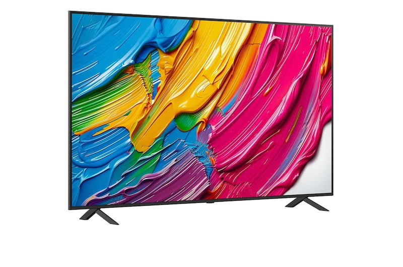 LG 55QNED80A televízió előlnézezben talpon, enyhén jobbra fordítva. A kijelzön színes festék kenet.