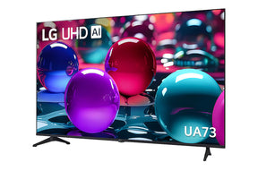 LG UA7300 szériás Smart televízió előlnézetben talpon, enyhén balra fordítva. A kijelzőn kék, piros és lila gömbök és LG UHD AI logó.