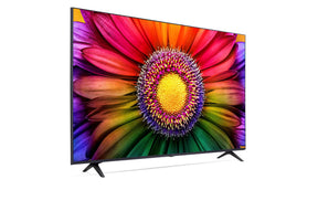 LG 65UR8000 4K Smart TV előlnézetben talpon, jobbra fordítva. A kjielzőn élénk színes virág.