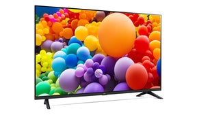 LG 55UT73003LA Smart televízió előlnézetben talpon, enyhén jobbra fordítva. A képernyőn élénk színes gömbök.