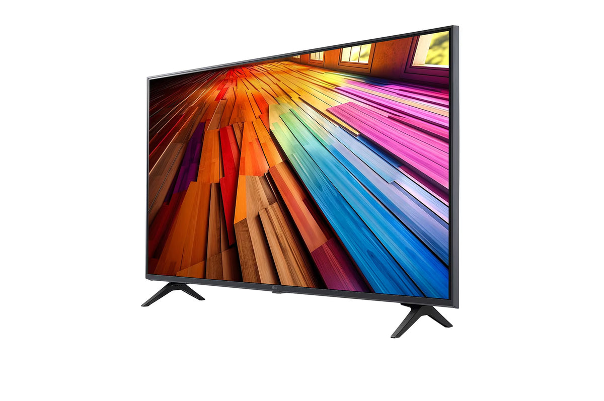 LG 43UT8000 Smart televízió előlnézetben talpon, enyhén balra fordítva. A képernyőn színes padlólapok és ablakok.