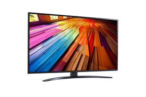 LG 55UT8100 Smart televízió előlnézetben talpon, enyhén jobbra fordítva. A képernyőn színes padlólapok.