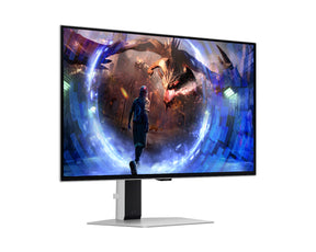Samsung S27DG600SU Monitor előlnézetben talpon, jobbra fordítva. A kijelzőn egy portalon áthaladó gaming karakter és sárkány.