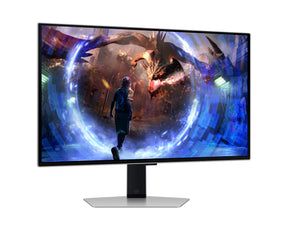 Samsung S27DG600SU Monitor előlnézetben talpon, enyhén jobbra fordítva. A kijelzőn egy portalon áthaladó gaming karakter és sárkány.